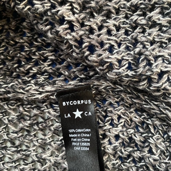 Brand:Urban Outfitters. Long sleeve knit sweater - Picture 6 of 7